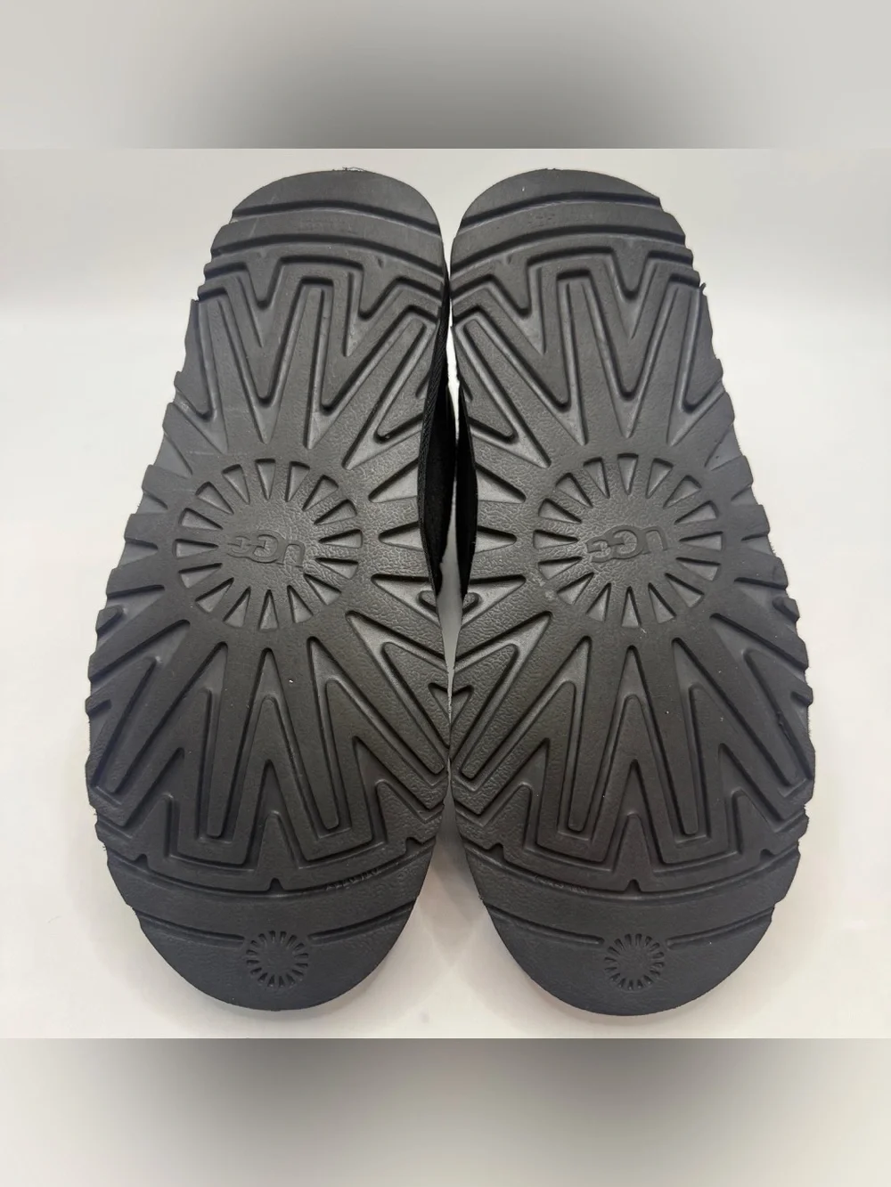 UGG Neumel Men’s Size 8 Black Suede Shearling Lace Up Chukka Boots